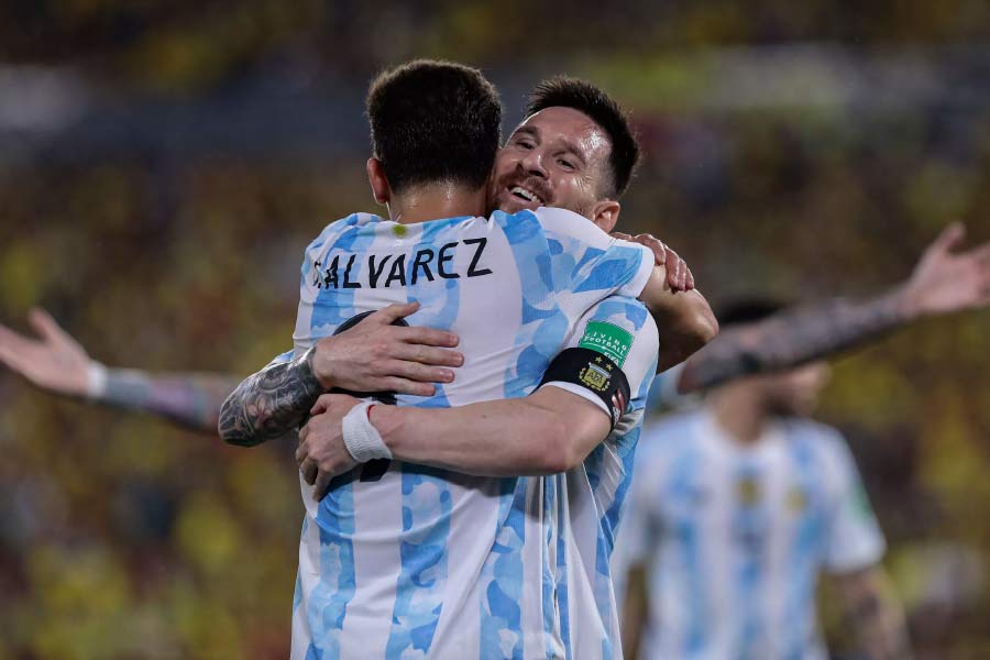 লিয়োর সেই স্বপ্ন ছোঁয়ার শেষ চেষ্টায় শরিক হবেন মেসিভক্ত আলভারেসও। মাঠে তাঁদের ম্যাজিক দেখতে আরও এক বার মুখিয়ে থাকবে বিশ্ব।