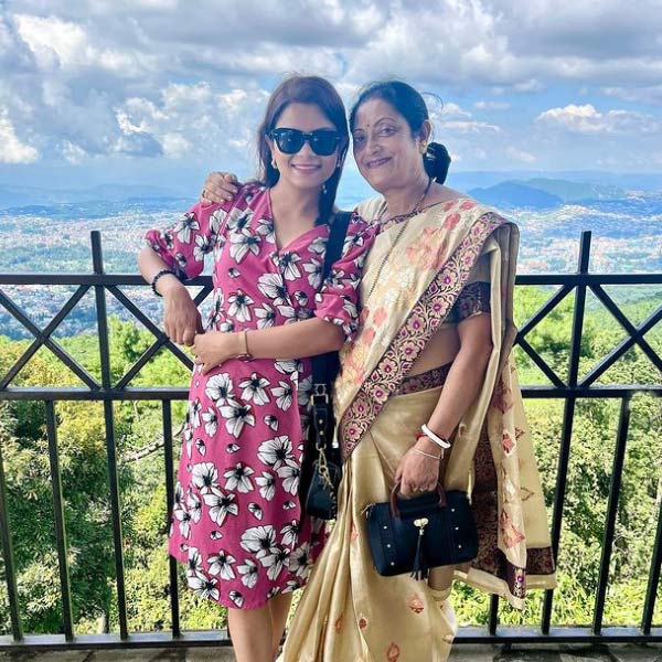 বাবার মৃত্যুর পর মা-ই যেন সর্বক্ষণের সঙ্গী দেবারতির। মেয়ের জন্য কখনও বিয়েও করেননি দেবারতির মা। সন্তান যেন ‘দুধে-ভাতে’ থাকে, সে দিকে খেয়াল রাখতে গিয়ে একা হাতে দেবারতিকে মানুষ করেছেন। তবে মায়ের বিয়ে দিয়ে চিরাচরিত প্রথা ভেঙে নেটাগরিকদের নজরে এসেছেন দেবারতি।