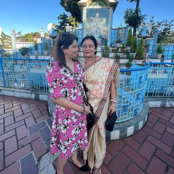 দেবারতি মায়ের নাম মৌসুমি চক্রবর্তী। ২৫ বছর বয়সে স্বামীকে হারান তিনি। তার পর মেয়েকে নিয়ে বাপের বাড়িতে চলে যান। 