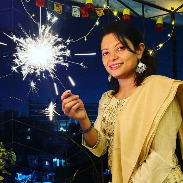 দিদার বাড়িতেই বড় হয়ে ওঠা দেবারতির। এক সাক্ষাৎকারে দেবারতি বলেছেন, ‘‘আমি মাকে সব সময় বিয়ে করতে বলতাম। কিন্তু মা কিছুতেই রাজি হতেন না। মায়ের বিয়ে হলে আমার কী হবে, শুধু তা নিয়ে চিন্তা করে যেতেন।’’