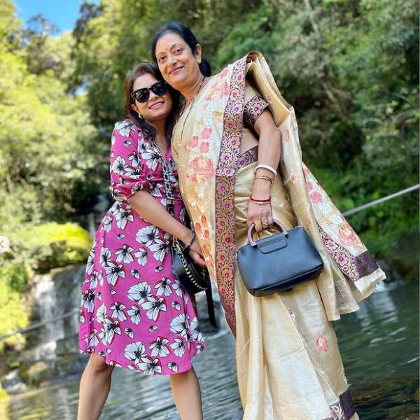 দেবারতি জানিয়েছেন, তাঁর মাকে সকলে উপদেশ দিয়েছিলেন নিজের জীবন নতুন করে শুরু করার জন্য। কিন্তু মৌসুমি মনে করতেন বিয়ে করার সিদ্ধান্ত সঠিক হবে না।