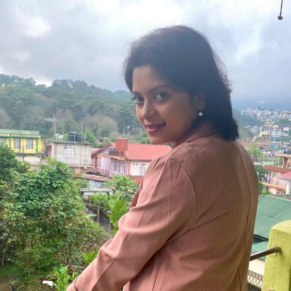 দেবারতি সাক্ষাৎকারে বলেন, ‘‘আমার এক কাকিমা হঠাৎ এক দিন আমাকে ফোন করে জানান যে, মাকে এক জন পছন্দ করেন।’’ জানতে পারি মায়ের সঙ্গে কিছু দিন আগেই তাঁর আলাপ হয়েছে। তাঁর কথায়, ‘‘ মা যে জীবনে তাঁর ভালবাসা খুঁজে পেয়েছেন তা শুনে আমি খুব খুশি হয়েছিলাম।’’