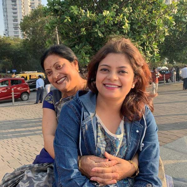 ৫০ বছর বয়সে ‌মৌসুমি বিয়ে করেছেন পশ্চিমবঙ্গের বাসিন্দা স্বপনকে। স্বপনের বয়সও ৫০ বছর। ‌