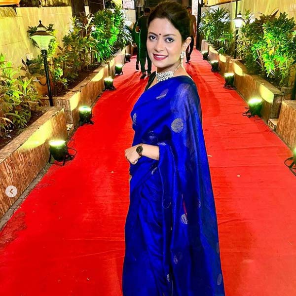 বিয়ের সব রীতি মেনেই মায়ের বিয়ে দিয়েছেন দেবারতি। ইনস্টাগ্রামে বৌয়ের সাজে মায়ের ছবি পোস্ট করে দেবারতির মন্তব্য, তাঁর মাকে কনের সাজে ভীষণ সুন্দরী লাগছে।