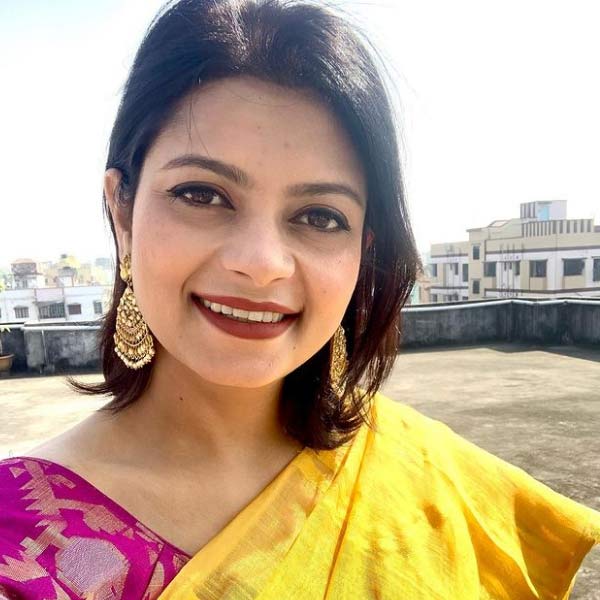 দেবারতির বক্তব্য, বিয়ের পর তাঁর মায়ের জীবন বদলে গিয়েছে। তিনি সাক্ষাৎকারে বলেন, ‘‘আগে মা সব কিছু নিয়েই বিরক্ত থাকতেন। এখন তিনি তাঁর জীবন উপভোগ করছেন। তাঁকে আনন্দে বাঁচতে দেখে আমিও খুশি।’’