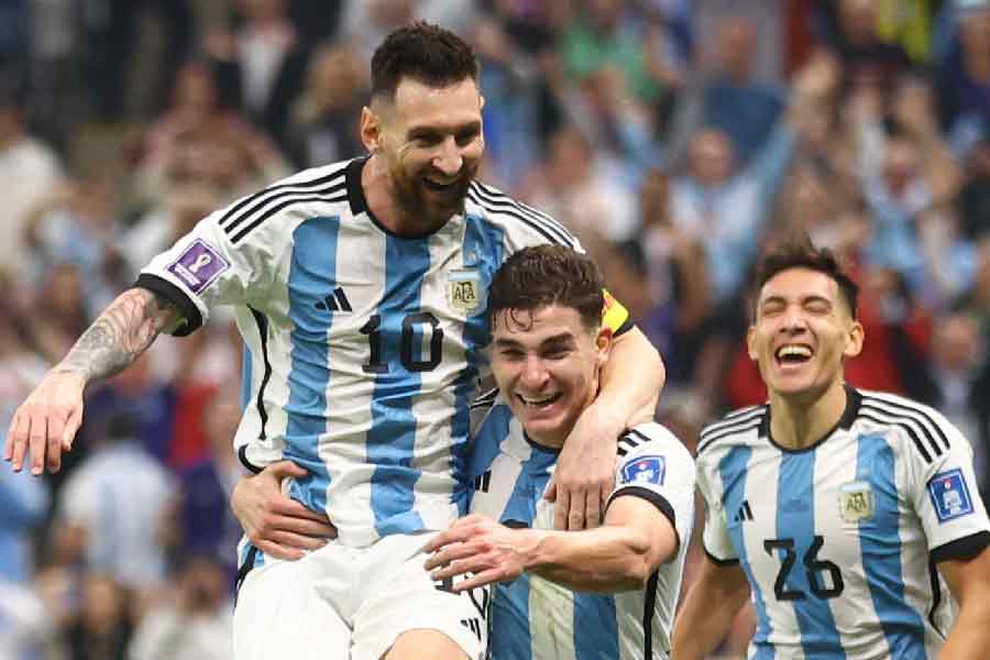 বুধবার গোলের পর শিশুর মতো উচ্ছ্বাসে আলভারেসকে জড়িয়ে ধরেছিলেন মেসি। উঠে পড়েছিলেন তাঁর কাঁধে। দু’টি ফ্রেম মিলিয়ে দেখছেন ফুটবলভক্তরা।