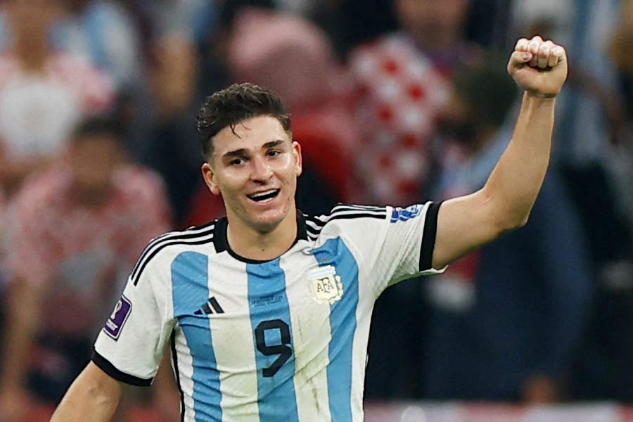 আলভারেসকে আর্জেন্টিনা দলে নতুন মুখ বলা চলে। গত বছর দেশের জার্সিতে সিনিয়র দলে অভিষেক হয় তাঁর। বিশ্বকাপের নির্ণায়ক ম্যাচে চিলির বিরুদ্ধে দি মারিয়ার পরিবর্ত হিসাবে ৬২ মিনিটে মাঠে নামেন তিনি। ইকুয়েডরের বিরুদ্ধে করেন প্রথম আন্তর্জাতিক গোল।