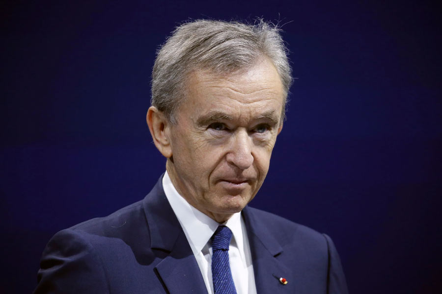 বার্নার্ডও কড়া ধাঁচের ব্যবসায়ী। ব্যবসার উন্নতি করার ক্ষেত্রে কোনও রকম আবেগকে পাত্তা দেন না। উল্টে এ ব্যাপারে এলনের সঙ্গে প্রতিযোগিতায় তিনিই জিতবেন। বয়সে না হোক, ২০ বছরের ছোট এলনকে গুনে গুনে দশ গোল দেবেন। 