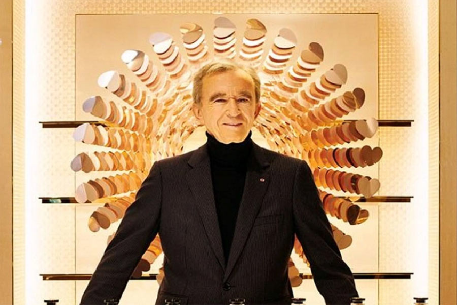 টুইটারের মালিকানা দখল করার পর দু’দফায় ৫০ শতাংশেরও বেশি কর্মীকে ছাঁটাই করেছিলেন এলন। বার্নার্ডের ইতিহাস বলছে, তিনিও এলনের মতোই দখলনীতিতে সাম্রাজ্য বিস্তার করেছেন। এবং দখল নেওয়ার পর যথেচ্ছ কর্মীছাঁটাই করেছেন।