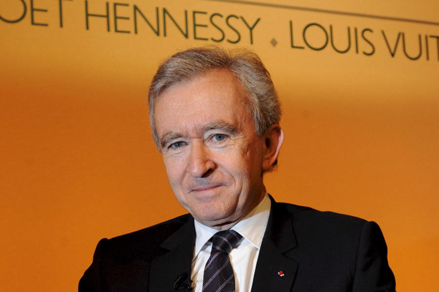 বস্তুত কর্মীদের নির্বিচারে টার্মিনেট বা বরখাস্ত করার জন্য একটি ‘ডাক’ নামও জুটিয়েছিলেন বার্নার্ড— ‘দ্য টার্মিনেটর’। একটি সংস্থার দখল নিয়ে তার ৯০ শতাংশ কর্মীকেই চাকরি থেকে ছাঁটাই করার পর শিল্পমহল তাঁকে চিনতে শুরু করে ওই নতুন নামে। 