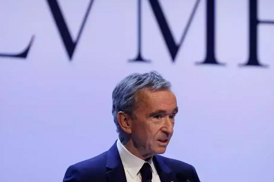 কতটা জনপ্রিয় এই সমস্ত বিলাসদ্রব্য? এই সে দিনও প্যারিসে আয়োজিত ফ্যাশন সপ্তাহের রেড কার্পেটে বলিউডের অভিনেত্রী দীপিকা পাড়ুকোন হাজির হয়েছিলেন ‘লুই ভিতোঁ’ নিয়ে। পোশাক পরেছিলেন ধূসর বর্ণের। বিশেষ কোনও অলঙ্কারও পরেননি। শুধু হাতে ছিল একটি ঝকমকে লুই ভিতোঁ ব্যাগ। যেন ওটিই একমাত্র অলঙ্কার। 