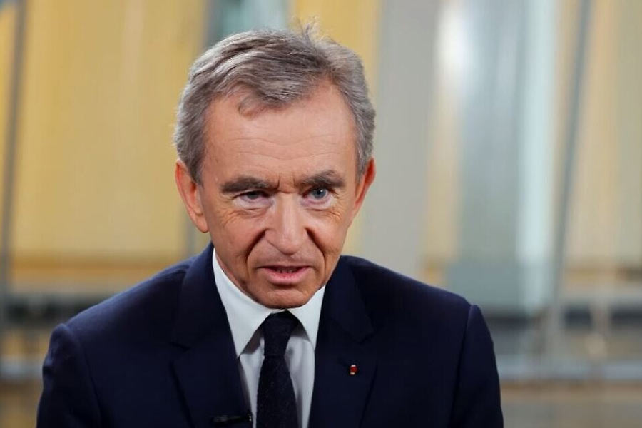 কিছু দিন আগে ভারতীয় লোকসভা সাংসদ মহুয়া মৈত্রের হাতেও দেখা গিয়েছিল এই সংস্থার ব্যাগ। আবার ব্রিটেনের রাজপরিবারের দুই ফ্যাশনদুরস্ত বৌমা কেট মিডলটন এবং মেগান মর্কেলকেও প্রায়ই ব্যবহার করতে দেখা যায় বার্নার্ডের সংস্থার তৈরি বিলাসদ্রব্য। এমনকি, বাদ যাননি ডায়নাও। তাঁর হাতেও বহু বার দেখা গিয়েছে এই সংস্থার ব্যাগ। 