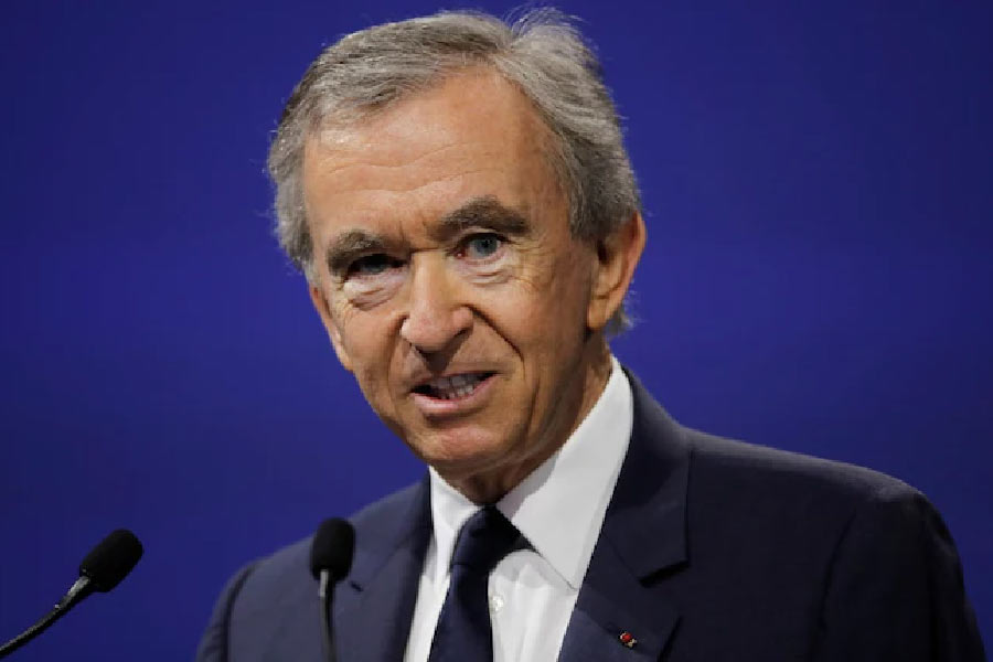 এ তো গেল জনপ্রিয়তার কথা। বার্নার্ডের নেতৃত্বে লুই ভিতোঁর সাম্রাজ্যও ছড়িয়েছে বহু দূর। আন্তর্জাতিক স্তরের নামীদামি বহু ফ্যাশন ব্র্যান্ডের দখল নিয়েছেন তিনি। এর মধ্যে ক্রিশ্চিয়ান ডায়র, ফেন্দি, জিঁভসি, মার্ক জেকবস, স্টেলা, ম্যাককার্টনি, ট্যাগ হোইয়র, বুলগরি, টিফনি অ্যান্ড কো-র মতো সংস্থা রয়েছে। এমন মোট ৭৫টি সংস্থার মালিকানা এখন বার্নার্ডের হাতে। তবে কোনওটিই বার্নার্ড নিজের হাতে গড়ে তোলেননি। শুধুই দখল করেছেন।