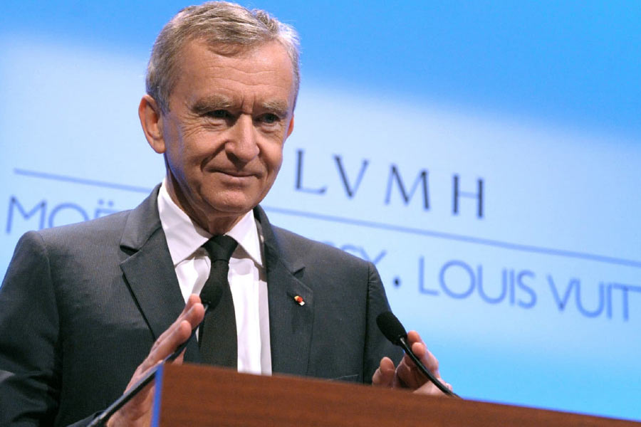 ১৯৪৯ সালের ৫ মার্চ ফ্রান্সের রুবঁ-এ জন্ম বার্নার্ডের। এলনের মতোই তিনিও ধনী পরিবারেরই সন্তান। মা ছিলেন ব্যবসায়ী পরিবারের কন্যা এবং শৌখিনী। বাবা সেই ব্যবসাই পেয়েছিলেন বিবাহসূত্রে যৌতুক হিসাবে। ফেরেট স্যাভিনেল নামে একটি ইঞ্জিনিয়ারিং সংস্থাই ছিল বার্নার্ডের পারিবারিক ব্যবসা। তিনিও ইঞ্জিনিয়ারিং নিয়ে পড়াশোনা করে সেই ব্যবসাতেই যোগ দেন। 