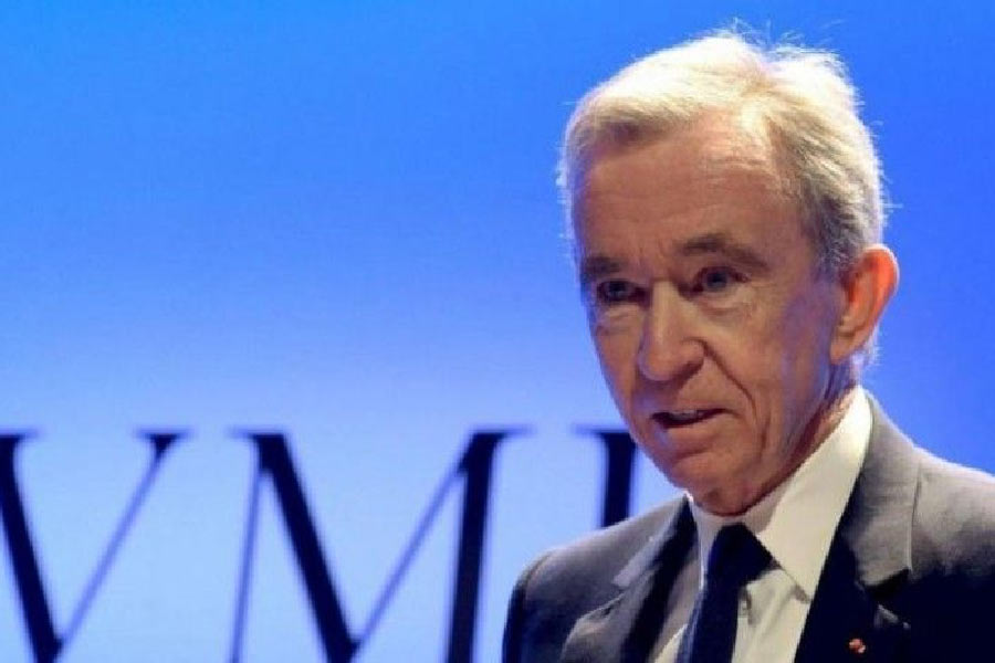 ব্যবসায়ী হিসাবে বার্নার্ডের পাকা মাথার প্রমাণ পাওয়া যায় তখন থেকেই। প্রথমে পারিবারিক ইঞ্জিনিয়ারিং ব্যবসাকে রিয়েল এস্টেটের ব্যবসায় বদলে নেন তিনি। তার পর আচমকাই কিনে নেন প্যারিসের একটি বিলাসদ্রব্যের ব্র্যান্ড। 