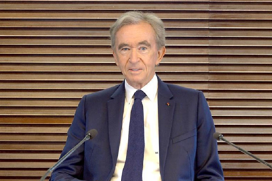 ১৯৮৪ সালে ফ্রান্সের সরকার তখন বুজ্যাঁক সঁ ফ্রেরেস নামে একটি বহুজাতিক বস্ত্র সংস্থাকে বিক্রি করার তোড়জোড় করছে। বার্নার্ডের কাছে সেই খবর যায়। বিলাসদ্রব্যের ব্র্যান্ড কিনে সেই ব্র্যান্ডের হয়েই ওই সংস্থাটি নিলামে কিনে নেন বার্নার্ড।