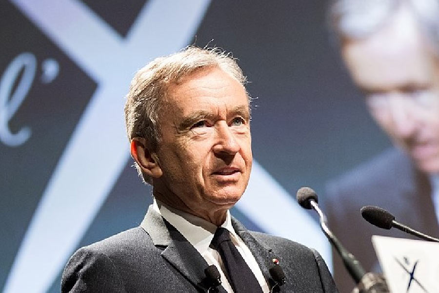 বহুজাতিক বস্ত্র প্রতিষ্ঠান হলেও তখন বুজ্যাঁকের মালিকানায় ছিল জনপ্রিয় ফ্যাশন ব্র্যান্ড ‘ক্রিশ্চিয়ান ডায়র’। বার্নার্ড-ঘনিষ্ঠরা বলেন, ডায়রের জন্যই বুজ্যাঁক কিনেছিলেন বার্নার্ড। কারণ বার্নার্ডের মায়ের পছন্দের ব্র্যান্ড ছিল ডায়র। কারণ বুজ্যাঁক তাঁর হাতে আসার পরই তিনি একসঙ্গে প্রায় ৯০০০ কর্মীকে কাজ থেকে বিদায় দেন। ডায়র এবং একটি ডিপার্টমেন্টাল স্টোর ছাড়া বুজ্যাঁকের যাবতীয় সম্পত্তি বিক্রি করে দেন। সেই সময়েই শিল্পমহলে টার্মিনেটর শিরোপা পান বার্নার্ড। তবে দু’বছরের মধ্যেই লাভের মুখ দেখতে শুরু করে ডায়র। 