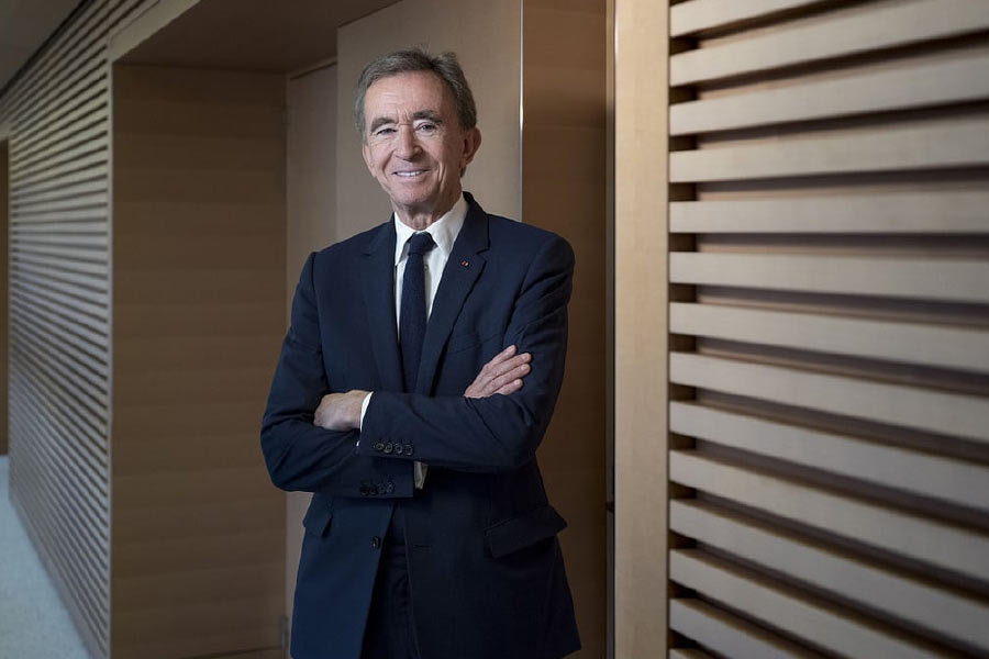 এর পর কোম্পানির দখল নেওয়াটা এক রকম নেশার মতোই হয়ে দাঁড়ায় বার্নার্ডের। এখন যে লুই ভিতোঁর প্রধান তিনি, সেই সংস্থাটিকেও তাঁর চতুর বুদ্ধিতে দখল করেছিলেন বার্নার্ড।  মোয়েথ এনেসি লুই ভিতোঁ এখন একটি সংস্থা হলেও তখন ছিল আদতে দু’টি সংস্থা— লুই ভিতোঁ এবং মোয়েথ এনেসি। দুই সংস্থার প্রধানের সঙ্গে কথা বলে একটি বিলাসদ্রব্যের বড় ব্র্যান্ড তৈরির করার পরিকল্পনা করেন বার্নার্ড। তখন লুই ভিতোঁর প্রধান ছিলেন হেনরি রিক্যামিয়ার। 