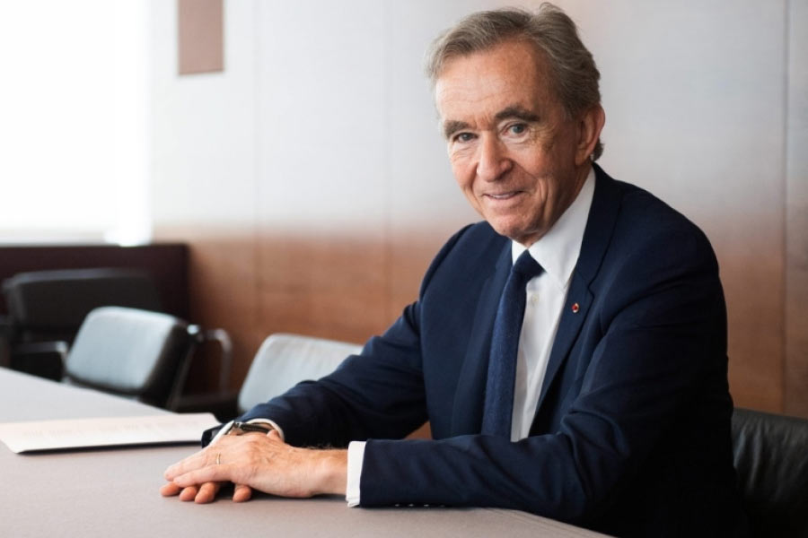 মোয়েথ এনেসি এবং লুই ভিতোঁ একসঙ্গে একটি ব্র্যান্ড হওয়ার পর বার্নার্ড অতি সন্তর্পণে শেয়ার কিনতে শুরু করেন। এবং শেষ পর্যন্ত পুরনো প্রধান রিক্যামিয়ারকে সরিয়ে নিজে বসেন তাঁর জায়গায়। 