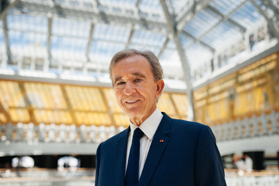 ‘ধূর্ত’ বার্নার্ডের পরিচিতি এই সময়েই ছড়িয়ে পড়ে শিল্পমহলে। বার্নার্ড কোনও সংস্থার শেয়ার কিনতে শুরু করেছেন মানে সেই সংস্থা বুঝে যেত, দখল খুব দূরে নেই। এ ভাবে একের পর এক ব্র্যান্ডের দখল নেওয়া বার্নার্ড ধাক্কা খান জনপ্রিয় আন্তর্জাতিক ব্র্যান্ড ‘গুচি’ কিনতে গিয়ে। শুরুতেই সতর্ক হয়ে বার্নার্ডকে রুখে দেয় গুচি। যদিও সহজে ছাড়েননি বার্নার্ডও। ফলে আইনি লড়াই শুরু হয়। শেষে কোর্টের নির্দেশে হাল ছাড়তে হয় বার্নার্ডকেই। 