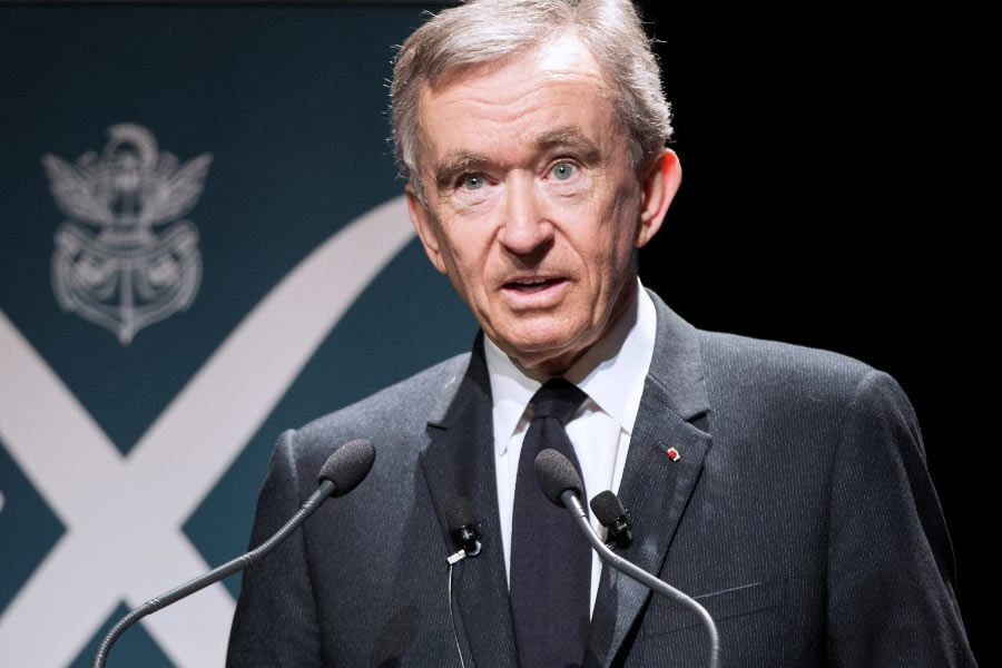 ধনীতালিকায় বার্নাড এবং তাঁর পরিবারের মোট সম্পত্তিকেই প্রথম স্থান দেওয়া হয়েছে। বার্নার্ড এবং তাঁর পরিবারের মোট সম্পত্তির পরিমাণ এখন ১৮ হাজার ৮৬০ কোটি ডলার। যার মধ্যে শুধু বার্নার্ডের সম্পত্তি ১৭ হাজার ১০০ কোটি ডলার।  