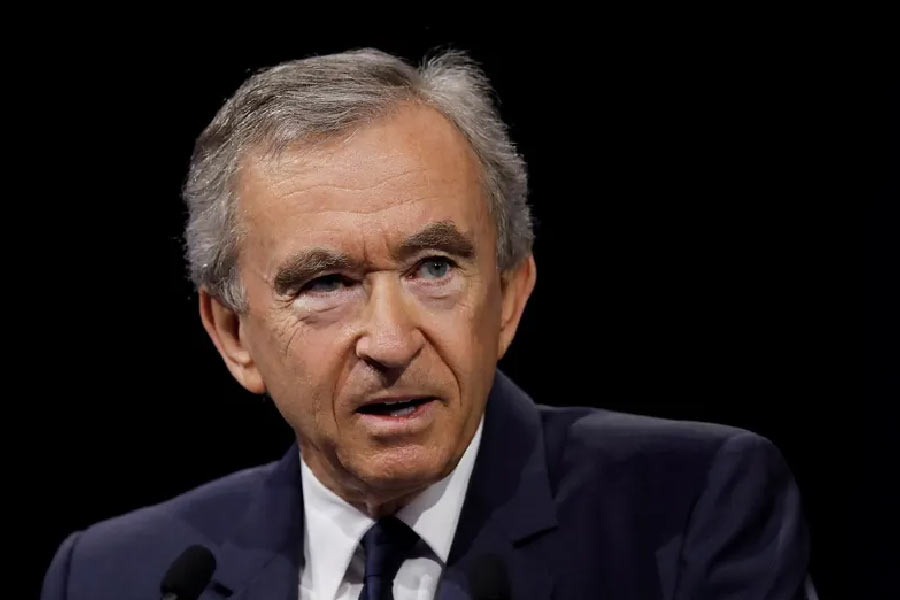 অন্য দিকে, আগের ধনীশ্রেষ্ঠ এলনের সম্পত্তি হঠাৎই কমে গিয়েছে টেসলার শেয়ারের দাম হঠাৎ করে পড়ে যাওয়ায়। এলনের সম্পত্তির মূল্য কমে দাঁড়িয়েছে ১৬ হাজার ৪০০ কোটি ডলারে।