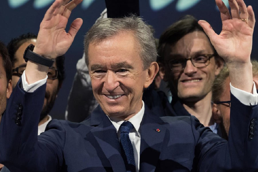 তবে বার্নার্ড বরাবরই ধনীতালিকার প্রথম দশে নিজের স্থান বজায় রেখেছেন। ২০২১ সালে কিছু দিনের জন্য বিশ্বের ধনীদের মধ্যে শীর্ষ আসন দখল করেছিলেন বার্নার্ড। তাঁর এবং তাঁর পরিবারের মোট সম্পত্তির পরিমাণ বেড়ে দাঁড়িয়েছিল ১৯ হাজার ৮০০ কোটি ডলারে। তবে পরে সেখান থেকে আবার পিছিয়ে পড়েন তিনি। 