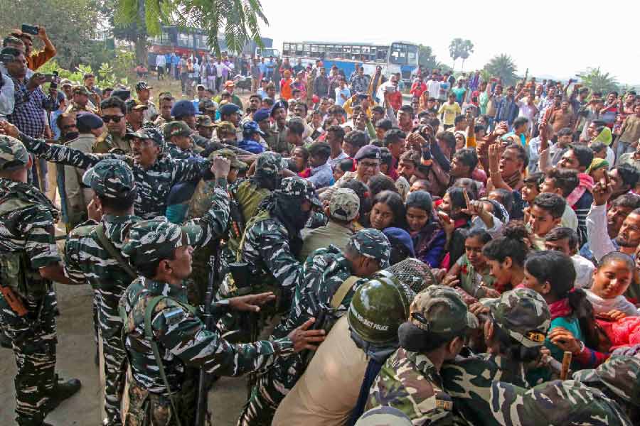 রাজ্য সরকার চায়নি তদন্তভার সিবিআইয়ের হাতে যাক! সরকার পক্ষ তো সমালোচনা করবেই। তার একটা অভিঘাত পড়ে আধিকারিকদের উপরে।