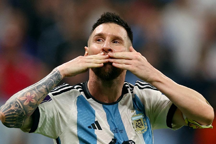 কাতার বিশ্বকাপের সেমিফাইনালে ক্রোয়েশিয়াকে ৩-০ গোলে কার্যত উড়িয়ে দিয়েছে আর্জেন্টিনা। তার পর থেকে বিশ্ব ফুটবলে ঘুরছে একটাই নাম— লিয়োনেল মেসি। কারণ বুধবার রাতে কাতারের স্টেডিয়ামে আক্ষরিক অর্থেই যেন ‘ম্যাজিক’ দেখিয়েছেন তিনি।