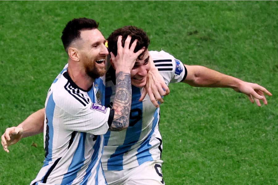ক্রোয়েশিয়ার বিরুদ্ধে আর্জেন্টিনার ৩ গোলের মধ্যে মেসির নামে রয়েছে ১টি মাত্র গোল। তা-ও পেনাল্টি থেকে দেওয়া। বাকি ২টি গোল মেসি দেননি। জোড়া গোলের নায়ক ইউলিয়ান আলভারেস।