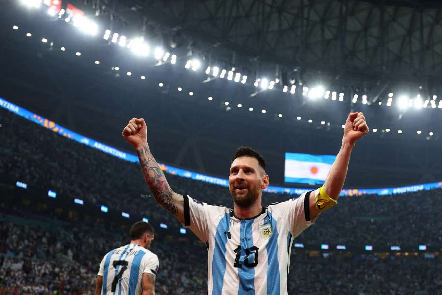 তবে বুধবারের সেমিফাইনাল যাঁরা দেখেছেন, তাঁরা আলভারেস নয়, মেসির নাম জপছেন, মজে আছেন মেসিতেই। কারণ, বাকি দু’টি গোলের নেপথ্য কারিগর অধিনায়ক মেসিই।