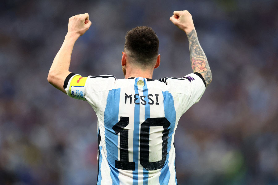 নব্বই মিনিটের এই ম্যাচটিতে শুরু থেকে শেষ পর্যন্ত ভক্তদের মুগ্ধ করেছেন মেসি। তাঁর বিস্ময় বাঁ পায়ের ছোঁয়ায় কাতারের মাঠে তৈরি হয়েছে একের পর এক ম্যাজিক মুহূর্ত। ভক্তরা মাঠ থেকে চোখ ফেরাতেই পারেননি। ক্রোয়েশিয়া ম্যাচে মেসির তেমনই সেরা কিছু মুহূর্ত খুঁজল আনন্দবাজার অনলাইন।