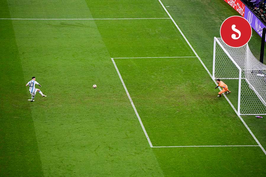 ক্রোয়েশিয়া ম্যাচে মনে রাখার মতো প্রথম মেসি-মুহূর্ত অবশ্যই তাঁর পেনাল্টি। বক্সের মধ্যে বল নিয়ে ছোটার সময় আলভারেসকে বাধা দেন গোলকিপার লিভাকোভিচ। তাতেই পেনাল্টি। ৩৪ মিনিটে পেনাল্টি থেকে বাঁ পায়ে ডান দিকে সজোরে শট মারেন মেসি। ক্রোয়েশীয় গোলরক্ষক ডান দিকে ঝাঁপিয়েও তা আটকাতে পারেননি।