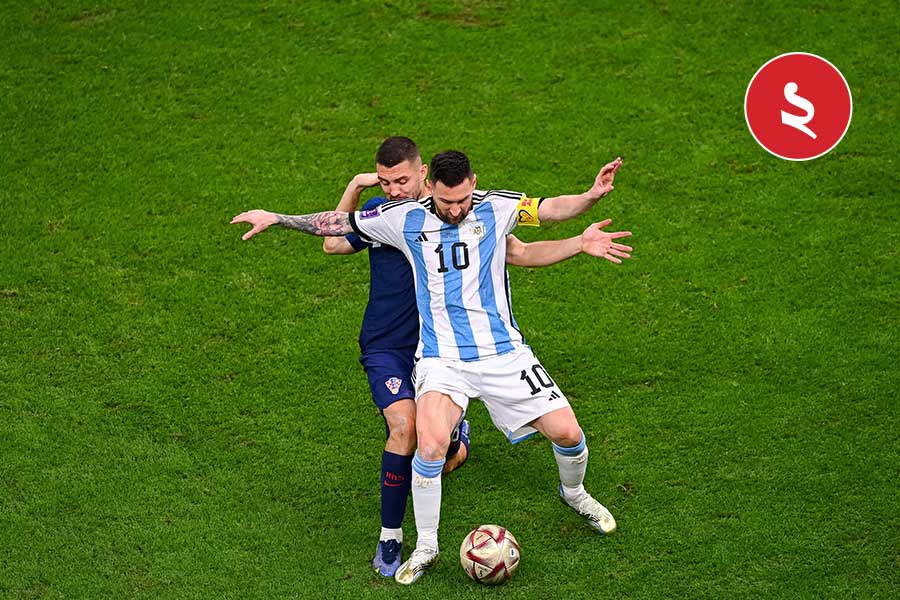 প্রথমার্ধে পেনাল্টির কিছু পরেই তৈরি হয় আরও এক ম্যাজিক্যাল মুহূর্ত। মাঝমাঠের ও পার থেকে ক্রোয়েশিয়ার ফুটবলারের পা থেকে বল নিয়ে এগোচ্ছিলেন মেসি। মাঝমাঠ পেরোনোর আগেই পড়ে যান তিনি। তবে পড়তে পড়তেও বলে পা ছুঁইয়ে লিখে দেন ঠিকানা। মেসির পা থেকে বল ধরে স্বপ্নের দৌড় শুরু করেন আলভারেস। যা থেকে আসে অনিবার্য গোল।