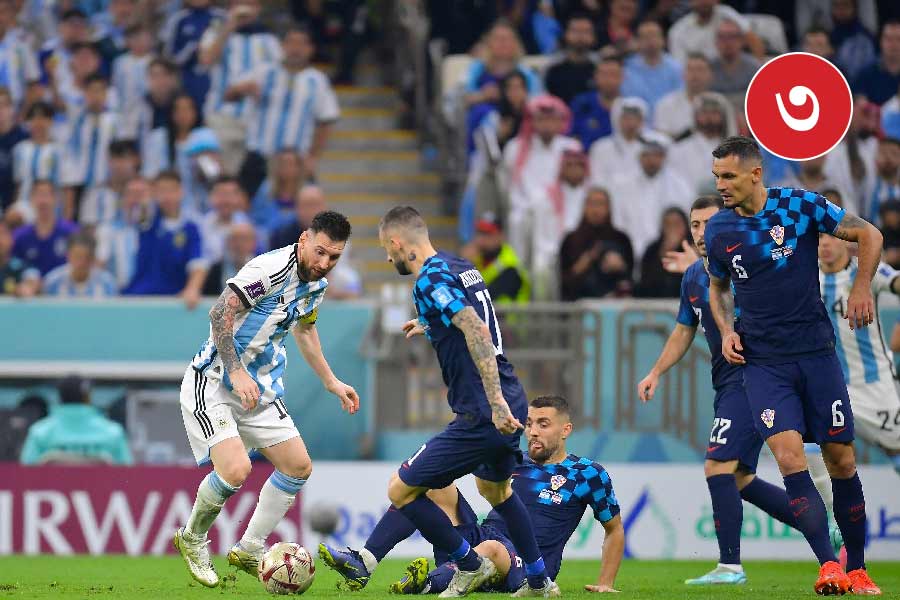 আর্জেন্টিনা তৃতীয় গোলটি দেয় ম্যাচের ৬৯ মিনিটে। এই গোলটি ঘিরে তৈরি হয় অসাধারণ দুই মুহূর্ত। গোলপোস্টের একেবারে কাছ থেকে ক্রোয়েশিয়ার রক্ষণ ফালাফালা করে দিয়ে পায়ের জঙ্গলের মাঝখান দিয়ে মেসি বল ঠেলে দেন আলভারেসের পায়ে। ঠিকানা লেখা সেই পাস থেকে গোল করতে বেশি সময় নেননি ২২ বছরের তরুণ ফুটবলার।