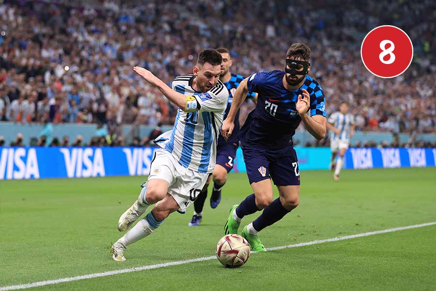 তৃতীয় গোলের ঠিক আগে মাঝমাঠ থেকে ডান দিক ঘেঁষে দৌড় শুরু করেছিলেন মেসি। সে মুহূর্তও ভোলার নয়। তাঁকে আটকানোর প্রাণপণ চেষ্টা করেছিলেন ক্রোয়েশিয়ার রক্ষক গাওয়ার্দিওল। মেসির গা ঘেঁষে তিনিও ছুটেছিলেন। কিন্তু মেসি অপ্রতিরোধ্য। গাওয়ার্দিওলকে পাশে নিয়েই বক্সের মুখে পৌঁছে গিয়েছিলেন অনায়াসে। তার পর পাস বাড়িয়ে দেন আলভারেসের দিকে।