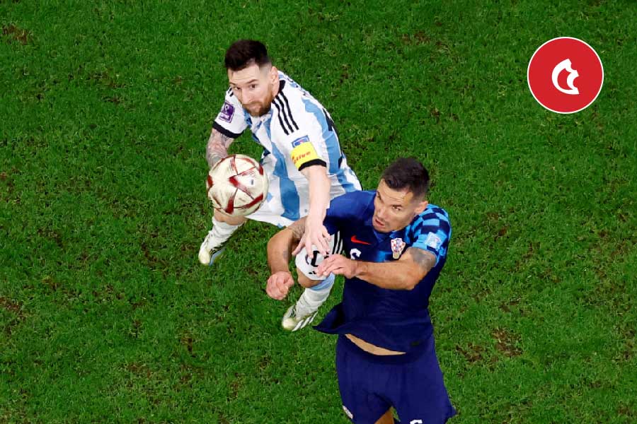 এ ছাড়া, প্রথমার্ধে এক বার বক্সের কাছে বল পেয়েছিলেন মেসি। সজোরে হেড দিয়ে জালের দিকে ঠেলে দেন সেই বল। লিভাকোভিচ অবশ্য বল জালে জড়াতে দেননি। তবে মেসির ক্ষণিকের সেই হেড থেকে গোল হওয়ার সম্ভাবনা তৈরি হয়েছিল।