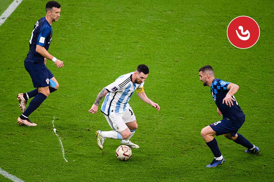 বুধবারের ম্যাচে শুধু গোলপোস্টের কাছে থেকে আক্রমণ নয়, রক্ষণেও দেখা গিয়েছে ‘মেসি ম্যাজিক’। ক্রোয়েশিয়ার আক্রমণের সময় একেবারে নিজেদের গোলের মুখে পৌঁছে গিয়েছিলেন এলএম১০। বিপক্ষের পা থেকে বল কেড়ে নিচ্ছিলেন অদ্ভুত দক্ষতায়।