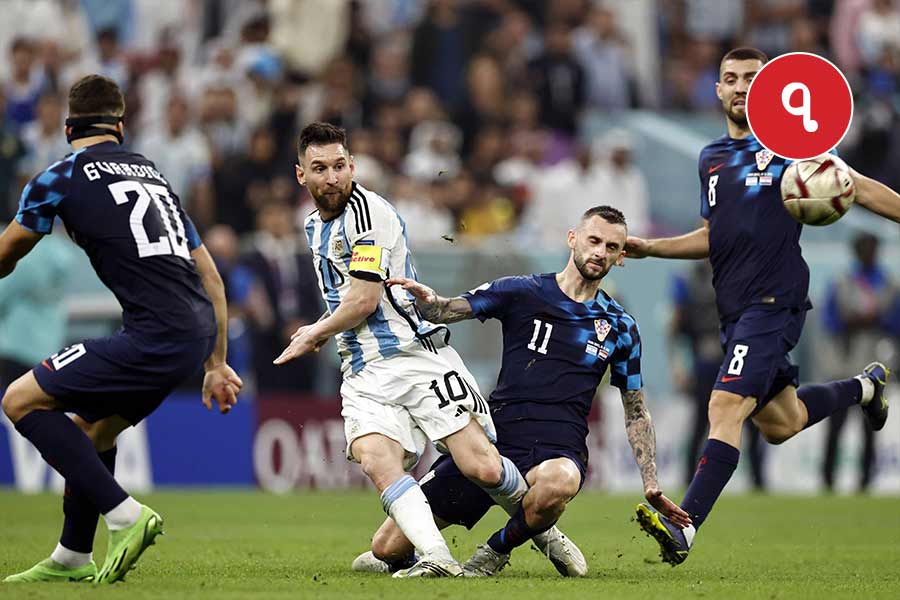 দ্বিতীয়ার্ধে এক বার দেখা যায়, ডান দিকের উইংয়ে ক্রোয়েশিয়ার ৫ ফুটবলার ঘিরে ধরেছেন মেসিকে। বাঁ পায়ে বল নিয়ে সেখানেও ‘ম্যাজিক’ দেখিয়েছেন লিয়ো। সামনে পিছনে বল এগিয়ে-পিছিয়ে নিয়ে বার বার চমকে দিয়েছেন বিপক্ষকে।