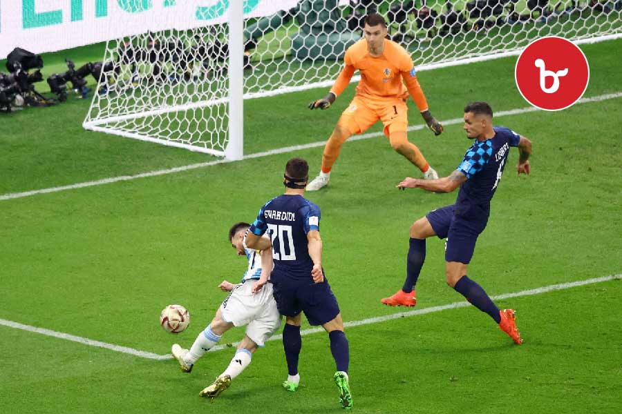 ক্রোয়েশিয়ার গোলপোস্টের মুখে আর এক বার বল পেয়েছিলেন মেসি। তাঁর সামনে তখন শুধু ছিলেন লিভাকোভিচ। সজোরে শট মেরেছিলেন, তবে গোল হয়নি। কয়েক মুহূর্তের জন্য আর্জেন্টিনীয় সমর্থকদের হৃদ্‌স্পন্দন স্তব্ধ করে দিয়েছিল সেই মুহূর্ত।