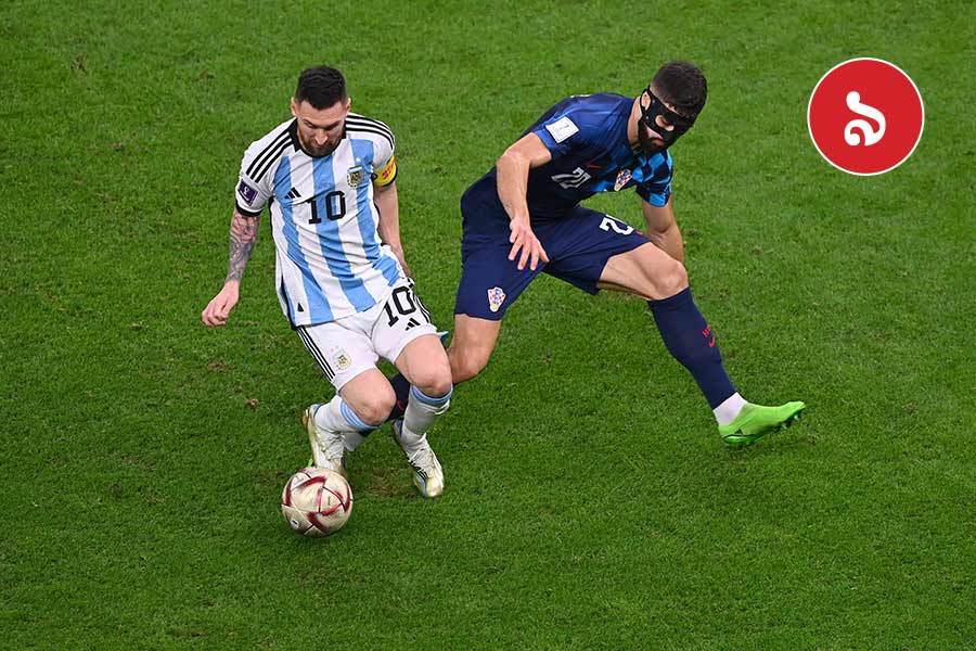 দ্বিতীয়ার্ধেই এক বার বল পায়ে ভেলকি দেখিয়েছেন লিয়ো।  তাঁকে এ বারও ঘিরে ধরেছিলেন ক্রোয়েশিয়ার ৪ ফুটবলার। বাঁ পায়ে বল ধরে সকলকে পাশ কাটিয়ে বেরিয়ে গিয়েছেন মেসি। তাঁর সেই ‘ড্রিবল’ ছিল দেখার মতো।