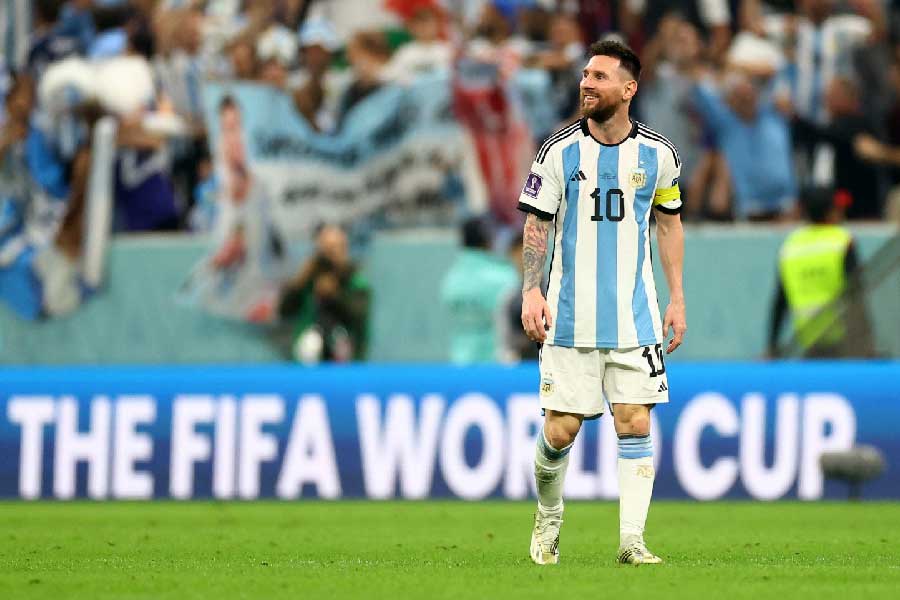 সেমিফাইনালে জয়ের পর মেসি জানিয়ে দিয়েছেন, ফাইনালের ম্যাচই হবে আর্জেন্টিনার জার্সি গায়ে তাঁর শেষ খেলা। আর দেশের হয়ে খেলবেন না এলএম১০। ফাইনালের সেই ম্যাচে আরও এক বার শেষ বারের মতো তাঁর ‘ম্যাজিক মুহূর্ত’ দেখতে তাই মুখিয়ে আছেন ভক্তরা।