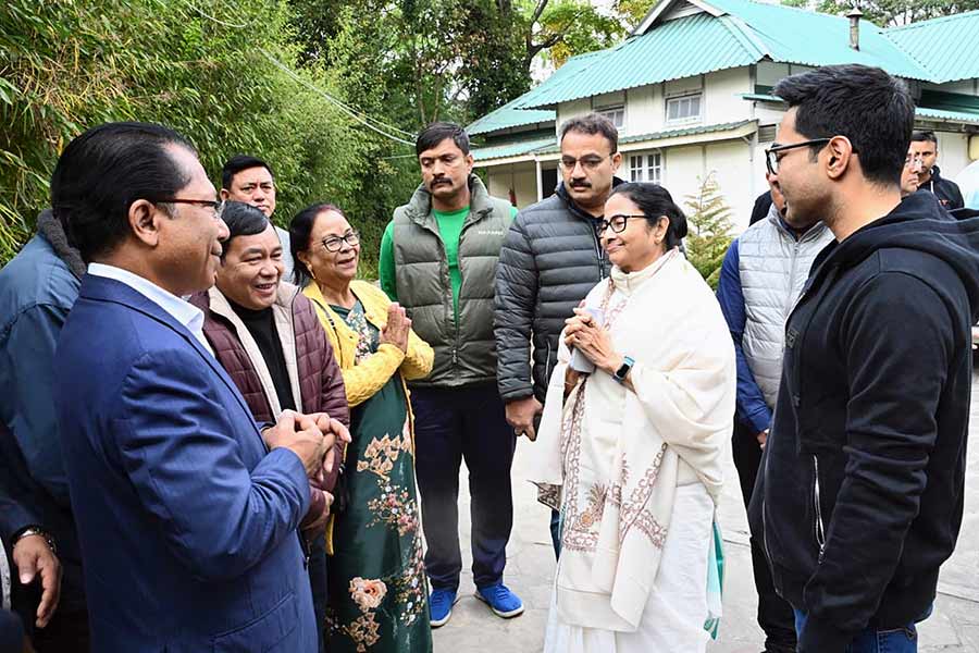 দলের নেতাদের কাছে বিদায় নিচ্ছেন তৃণমূল নেত্রী মমতা বন্দ্যোপাধ্যায়। বুধবার শিলংয়ে। নিজস্ব চিত্র