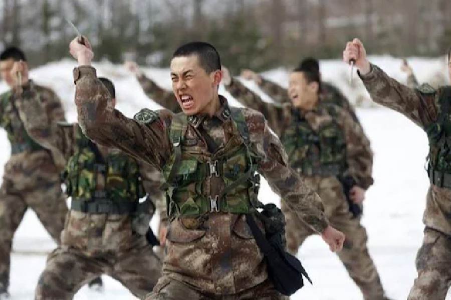 তবে, ভারত এবং চিনের মধ্যে সংঘর্ষ এই প্রথম নয়। প্রকৃত নিয়ন্ত্রণরেখার পার্শ্ববর্তী এলাকা দখল নিয়ে এর আগেও চিনা আক্রমণ হয়েছে। ২০১৭ সালে ডোকলাম সংঘর্ষ হোক বা ২০২০ সালের গালওয়ান উপত্যকায় ভারত-চিন সংঘর্ষ— প্রকৃত নিয়ন্ত্রণরেখা ২ দেশের সম্পর্কের ক্ষেত্রেও গুরুত্বপূর্ণ। কিন্তু এলএসি কি আদতে ২ দেশের সীমান্তরেখা নির্ধারণ করে? কী কারণে বারংবার এলএসি অতিক্রম করে চিনা সেনাবাহিনী ভারতের এলাকায় হামলা করে?