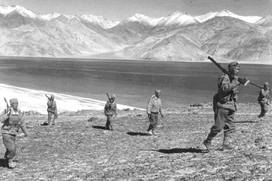 তবে ভূ-প্রাকৃতিক গোলযোগ এবং যোগাযোগ ব্যবস্থা দুর্গম হওয়ার কারণে ভারত ১৯৫৭ সালে এই খবর পায়। অন্য দিকে ১৯৫৮ সালে চিন তাদের মানচিত্রে আকসাই চিন এলাকাটি দেখানোর সিদ্ধান্ত নেয়। এই নিয়ে ভারত এবং চিনের মধ্যে বিতর্কের সৃষ্টি হয়। এই বিতর্কই পরে বড় আকার ধারণ করে ১৯৬২ সালে ভারত-চিন যুদ্ধে গড়ায়। 