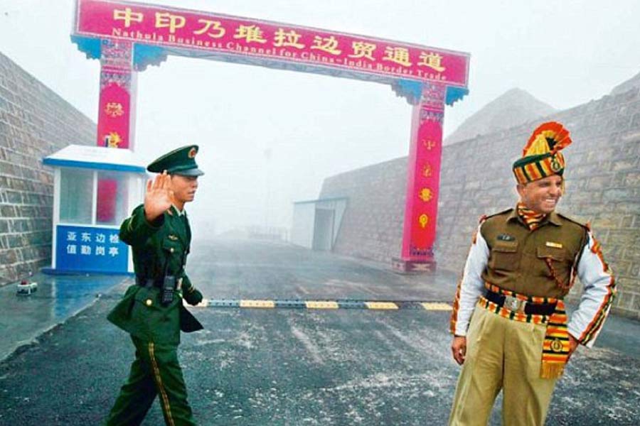 ১৯ শতকের ইতিহাস ঘাঁটলে জানা যায়, আকসাই চিন ব্রিটিশ ভারতের অন্তর্গত ছিল না। জম্মু ও কাশ্মীরের রাজার অধীনে ছিল এই এলাকা। ১৮৬৫ সালে ‘জনসন লাইন’-এর প্রস্তাব আনা হয়। জম্মু ও কাশ্মীরের রাজা সেই সময় এই প্রস্তাবে রাজি হলেও চিনের কাছে এই প্রস্তাব রাখা হয়নি।