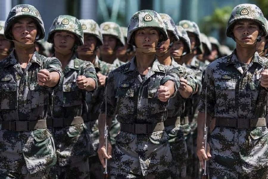 পাকিস্তানের সঙ্গে জোট বাঁধতেও আকসাই চিন দখল করা গুরুত্বপূর্ণ। পাক অধিকৃত কাশ্মীর (পাকিস্তান অকুপায়েড কাশ্মীর বা পিওকে) এবং আকসাই চিনের মাঝে রয়েছে সিয়াচেন হিমবাহ। চিন সুকৌশলে এই এলাকা দখল করে রেখেছে।