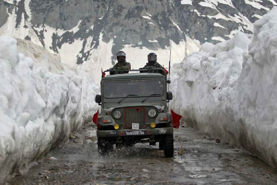 তবে এর নেপথ্যে কিছু ঐতিহাসিক এবং কূটনৈতিক কারণও রয়েছে। আকসাই চিনের উচ্চতা ১,৭০০ ফুট। যুদ্ধের সময় এই এলাকায় চিনের সেনাবাহিনী থাকলে তাদের জেতার সম্ভাবনা বেড়ে যায়।
