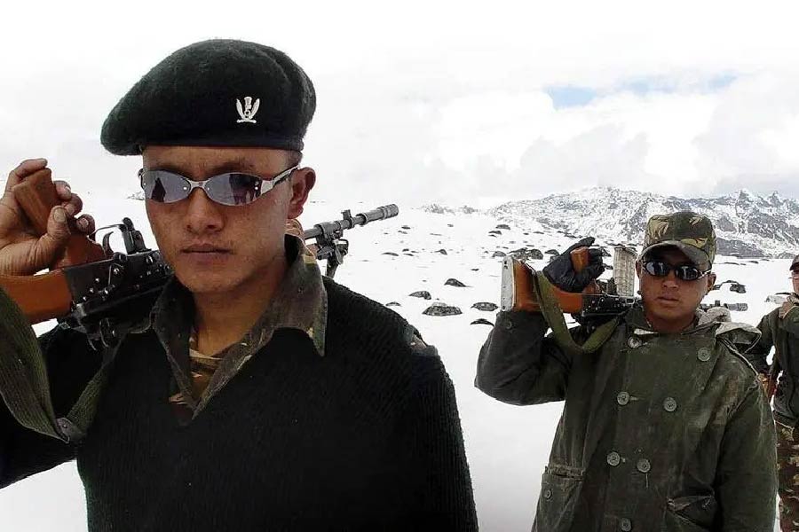 চিনের তরফে বিভিন্ন বিন্দু নির্বাচন করে একটি কাল্পনিক রেখা দিয়ে জুড়ে দেওয়া হয়েছে। সময় বিশেষে এই কাল্পনিক রেখা বদল হতে থাকে। ভারতের প্রাক্তন জাতীয় নিরাপত্তা উপদেষ্টা শিবশঙ্কর মেননের মতে, চিন এই সুযোগ নিয়েই বার বার ভারতের উপর হামলা করে আসছে।