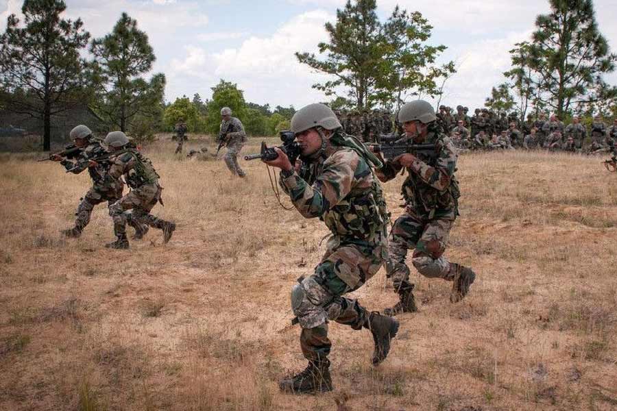 এলএসি-র মধ্যবর্তী অংশ নিয়েও বিতর্কের শেষ নেই। লাদাখ থেকে নেপাল সীমান্ত পর্যন্ত এই লাইনের দৈর্ঘ্য ৫৪৫ কিলোমিটার। উত্তরাখণ্ডের চামোলি জেলার বারাহোতি এলাকা নিয়ে ভারত-চিনের মতবিরোধ রয়েছে। মাঝেমধ্যেই চিনা সেনাবাহিনীকে এই এলাকায় টহল দিতে দেখা যায়।